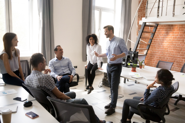 informale Gruppe in der Arbeit bei Lunch&Learn
